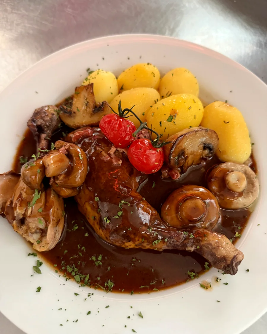 Geschmortes Hähnchen mit Pilzen