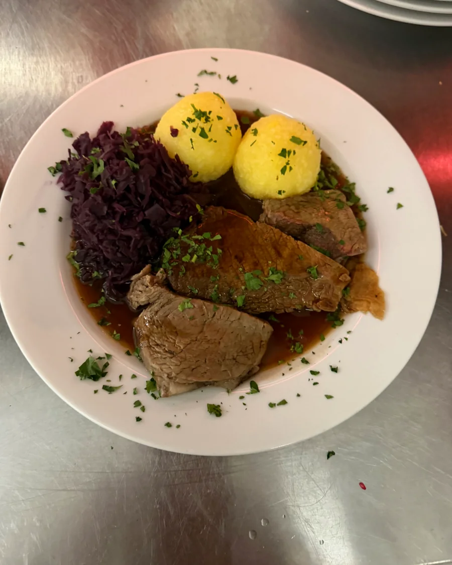 Fränkischer Braten mit Klößen und Rotkraut